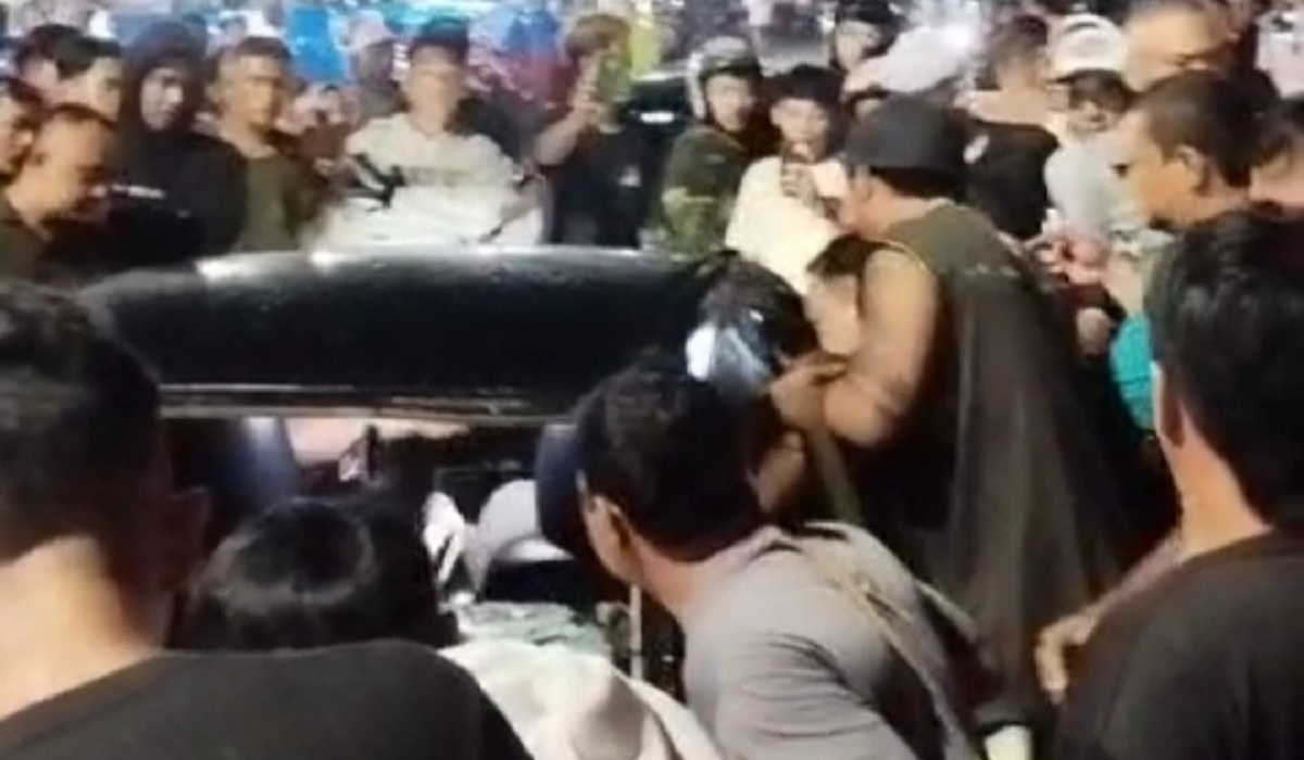 Massa merusak sebuah mobil Honda Civic milik wisatawan asal Majalaya,Bandung terjadi di kawasan objek wisata Pantai Barat