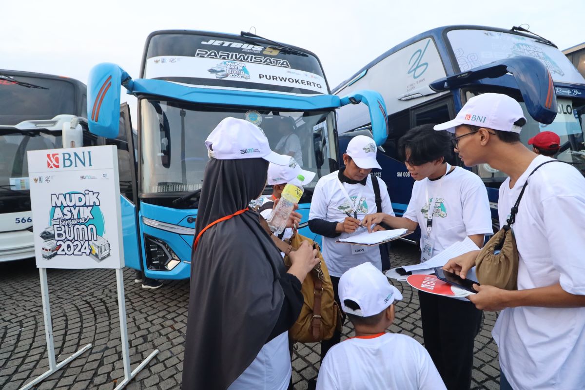 Petugas mendata peserta mudik gratis bersama BNI.