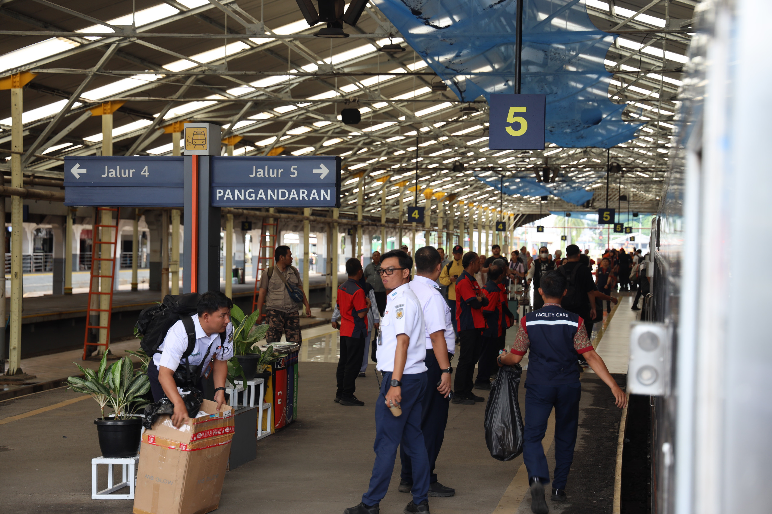 Sejumlah calon penumpang kereta api di Stasiun Bandung