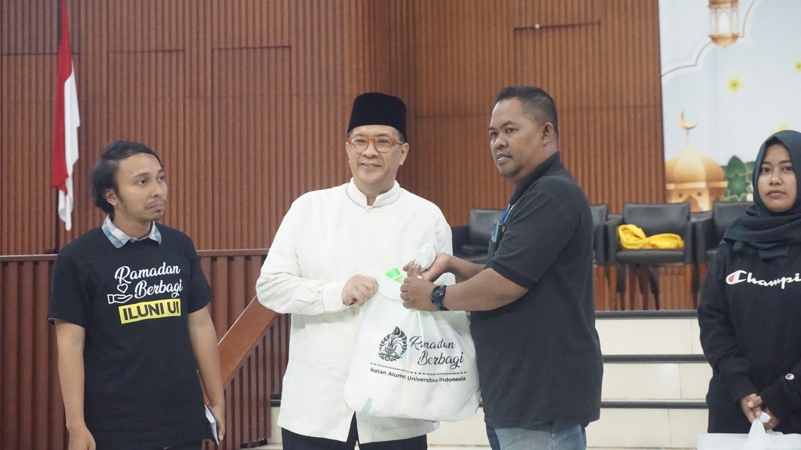 Penyerahan donasisecara simbolis oleh Ketua Umum ILUNI UI Didit Ratam kepada pihak Rektorat UI di Balairung Kampus UI Depok