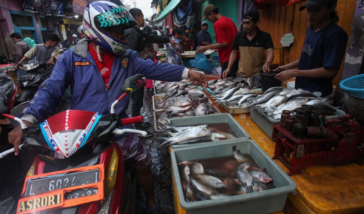 Warga memilih ikan di Pasar Ikan Pabean Surabaya, Jawa Timur, Jumat (30/12/2022).