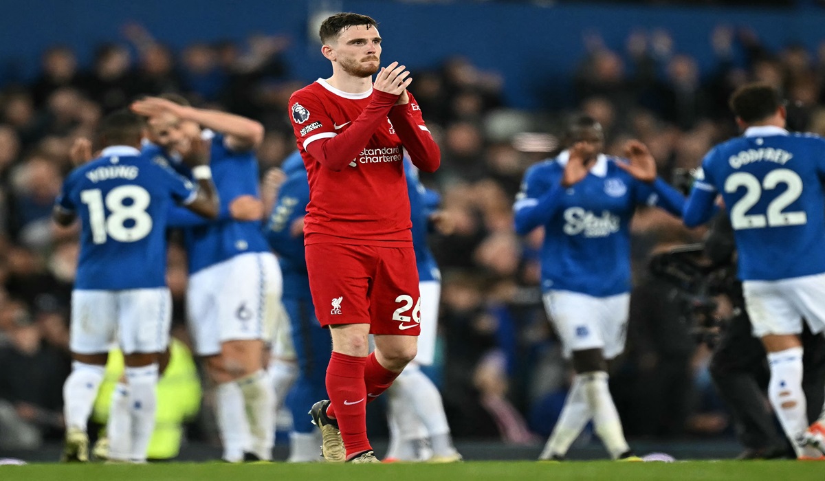 Bek Liverpool Andy Robertson bereaksi usai the Reds kalah dari Everton di laga Liga Primer Inggris.