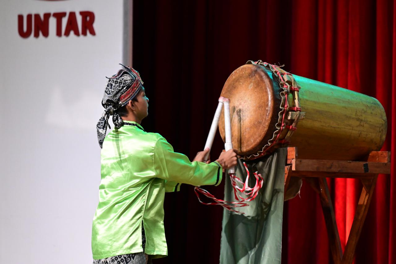Atraksi pada halal bihalal yang digelar Untar