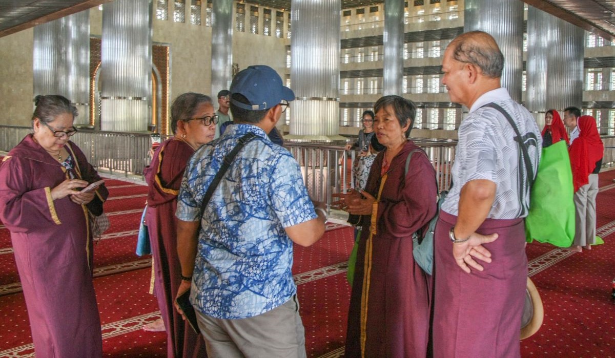 Wisatawan mancanegara asal Filipina mengunjungi Masjid Istiqlal, Jakarta, Kamis (21/03/2024).