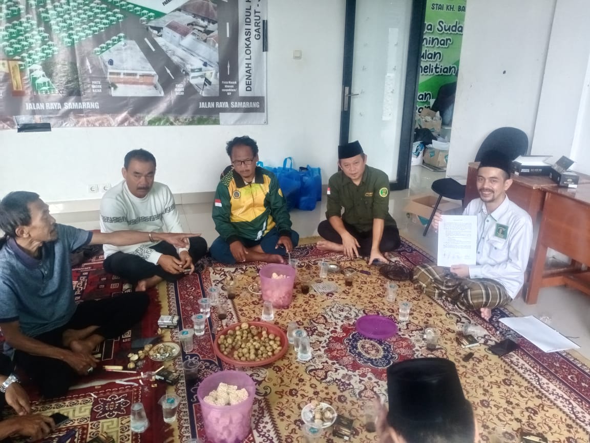 Aji Muhammad Iqbal (Baju Putih) menerima Ketua PAC PPP di Ponpes Zawiyah, Samarang yang mendaulatnya maju sebagai calon Wakil Bupati Garut