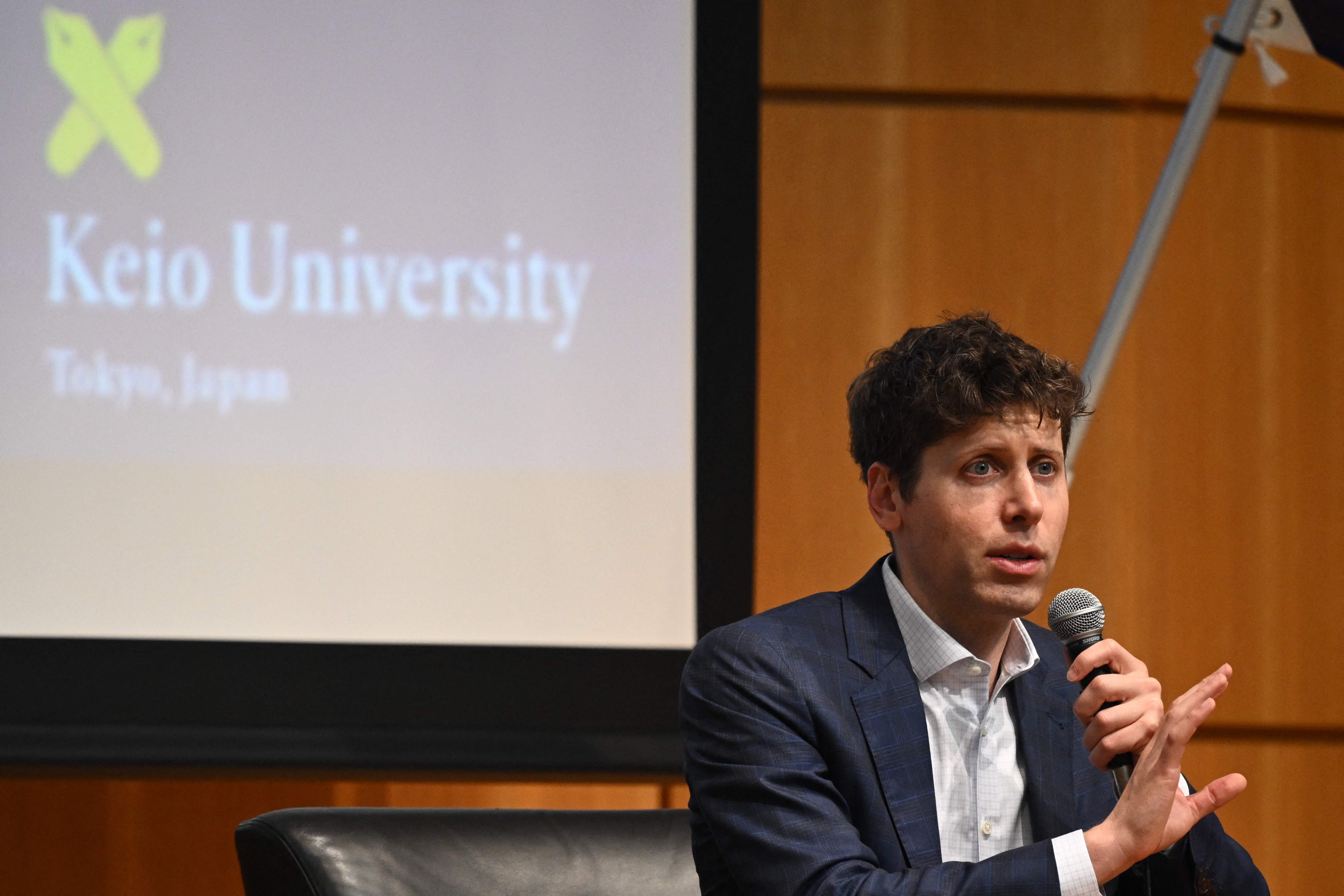 CEO OpenAI Sam Altman berbicara di Universitas Keio di Tokyo tahun lalu. OpenAI sekarang resmi buka kantor di Jepang.