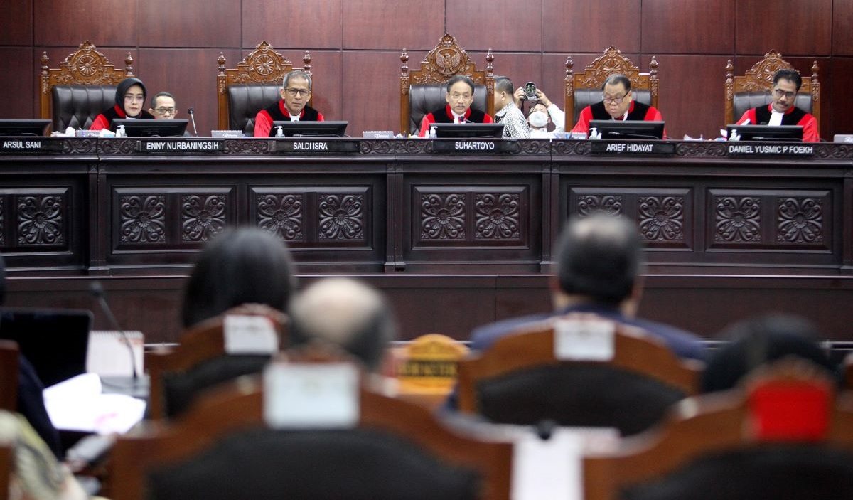 Ketua majelis hakim konstitusi Suhartoyo (tengah) didampingi hakim konstitusi memimpin sidang PHPU Pilpres 2024.