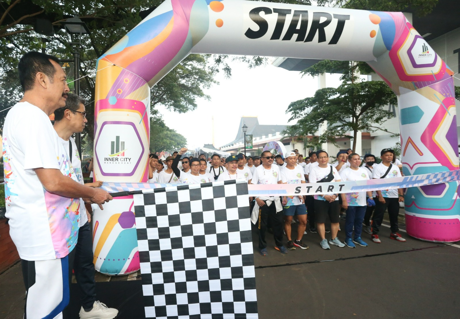 Color Run #Togetherun digelar di Taman Mini Indonesia Indah (TMII), Sabtu (27/4/2024)
