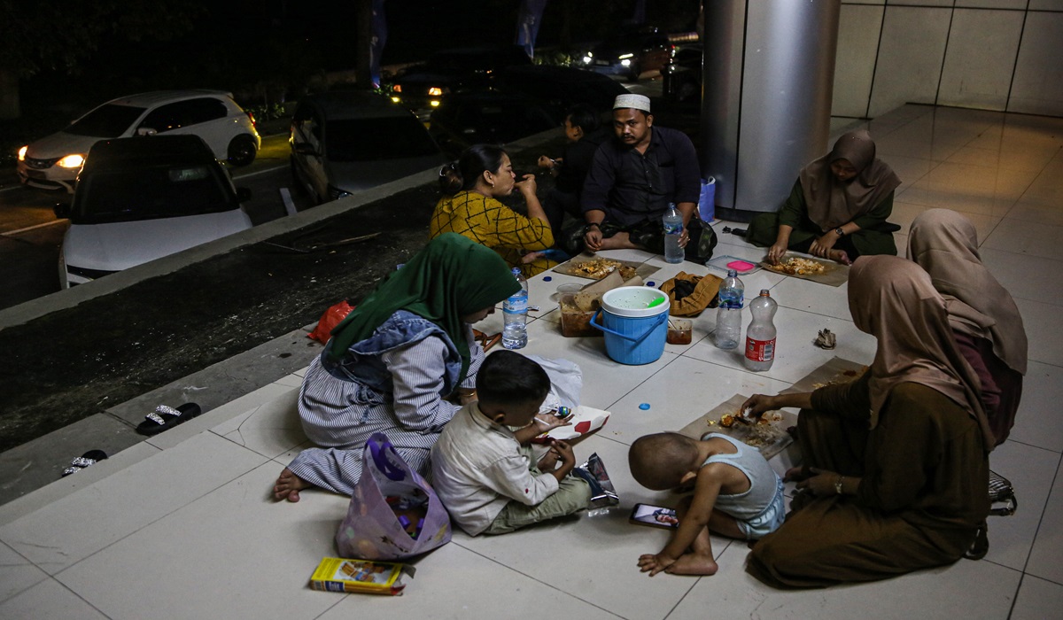 Sejumlah pemudik menyantap makanan saat berbuka puasa di Rest Area KM 429A Ungaran, Kabupaten Semarang, Jawa Tengah.