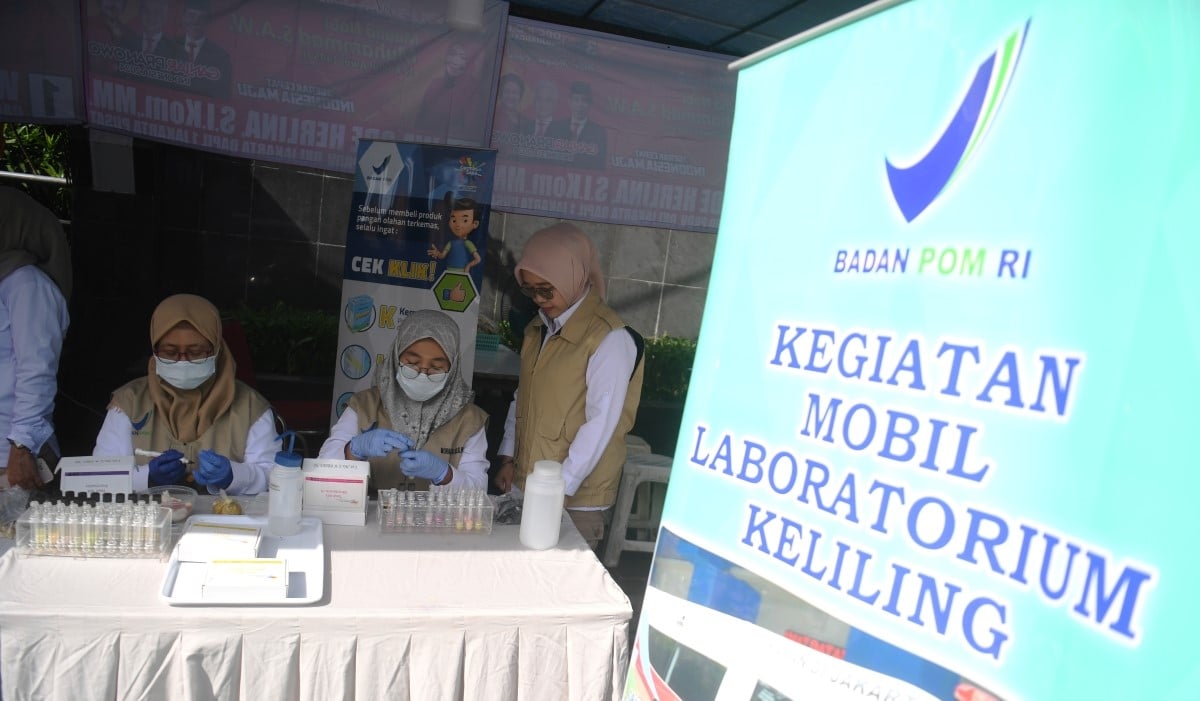 Ilustrasi: petugas Badan POM melakukan pengujian cepat pada produk pangan yang dijual di Pasar Takjil Benhil, Jakarta 