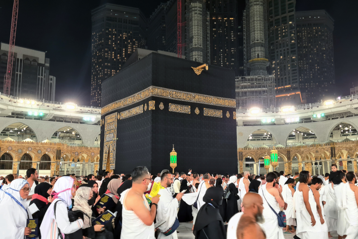 Ribuan Muslim melakukan tawaf mengelilingi Ka'bah di Masjidil Haram, Mekkah, Arab Saudi, Kamis (1/12/2022). Dua kota suci Mekkah dan Madinah