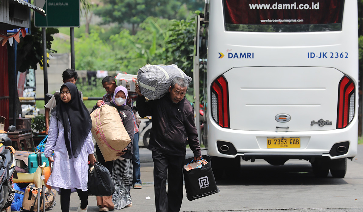 Pemilir tiba di Terminal Kampung Rambutan, Jakarta, Minggu (14/4/2024).