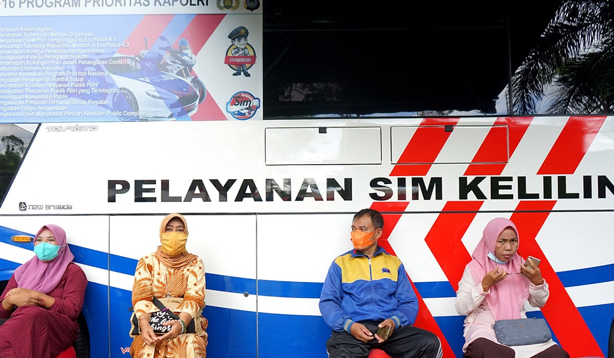 Sejumlah warga antre untuk membuat Surat Izin Mengemudi (SIM) di mobil Pelayanan SIM Keliling.