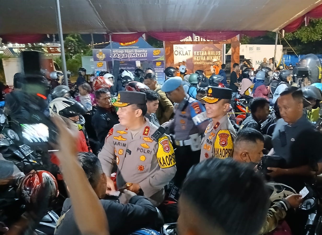 Kapolda Banten Irjen Abdul Karim didampingi Wakapolda Banten Brigjen Sabilul Alif melepas 300 pemudik sepeda motor di Pelabuhan Ciwandan. 