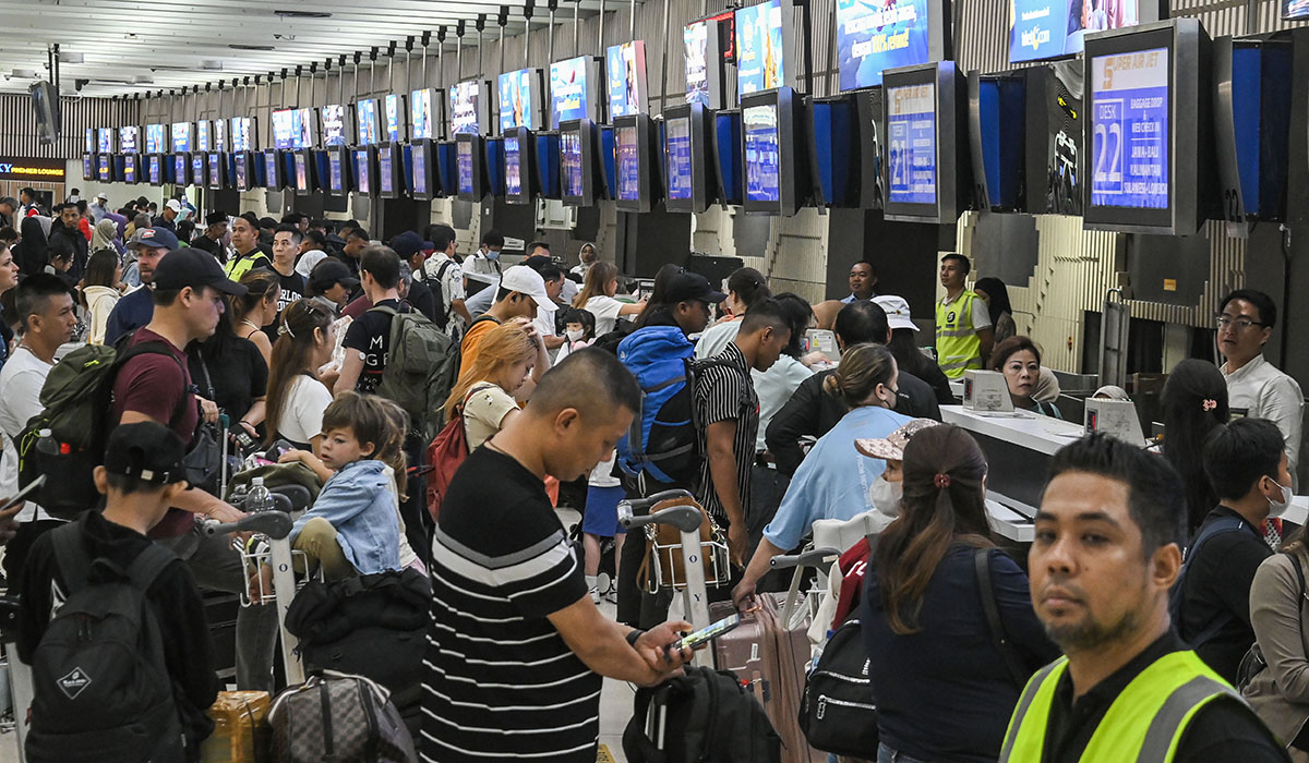 Calon penumpang mengantre untuk lapor diri di Terminal 1 Bandara Soekarno Hatta, Kota Tangerang, Banten, Jumat (12/4).