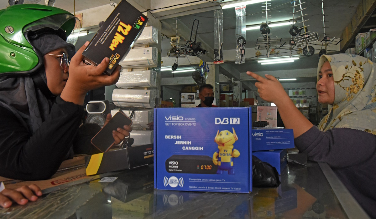 Ilustrasi: Pedagang alat elektronika menjelaskan fungsi perangkat set top box (STB) kepada calon pembeli