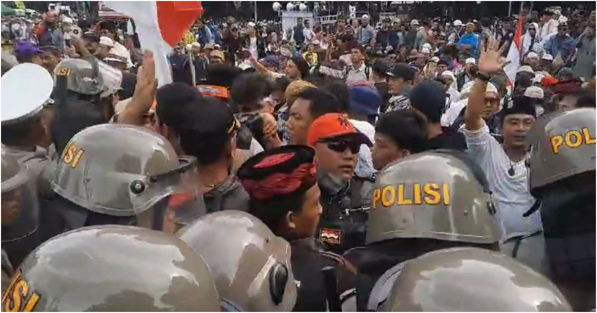 Terkait MK, Unjuk Rasa Dekat Monas Diwarnai Lempar Batu 