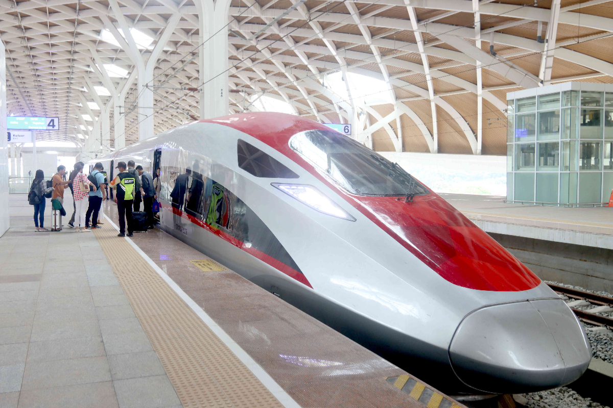 Penumpang menaiki Kereta Cepat Indonesia China KCIC / Kereta Cepat Jakarta Bandung / Whoosh, Di Stasiun Halim, Jakarta, Selasa (30/1/2024). 