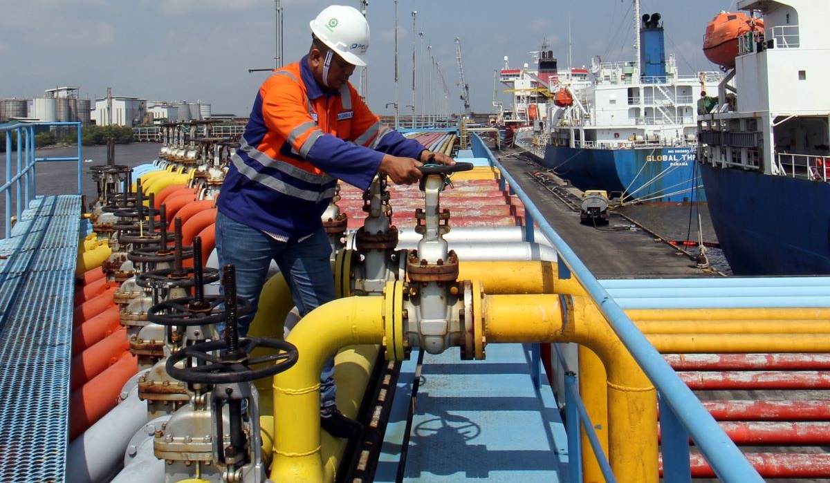 Pekerja memutar kran pipa CPO di Dermaga B Curah Cair Pelabuhan Pelindo Multi Terminal Branch Dumai, Riau, Jumat (22/3/2024).
