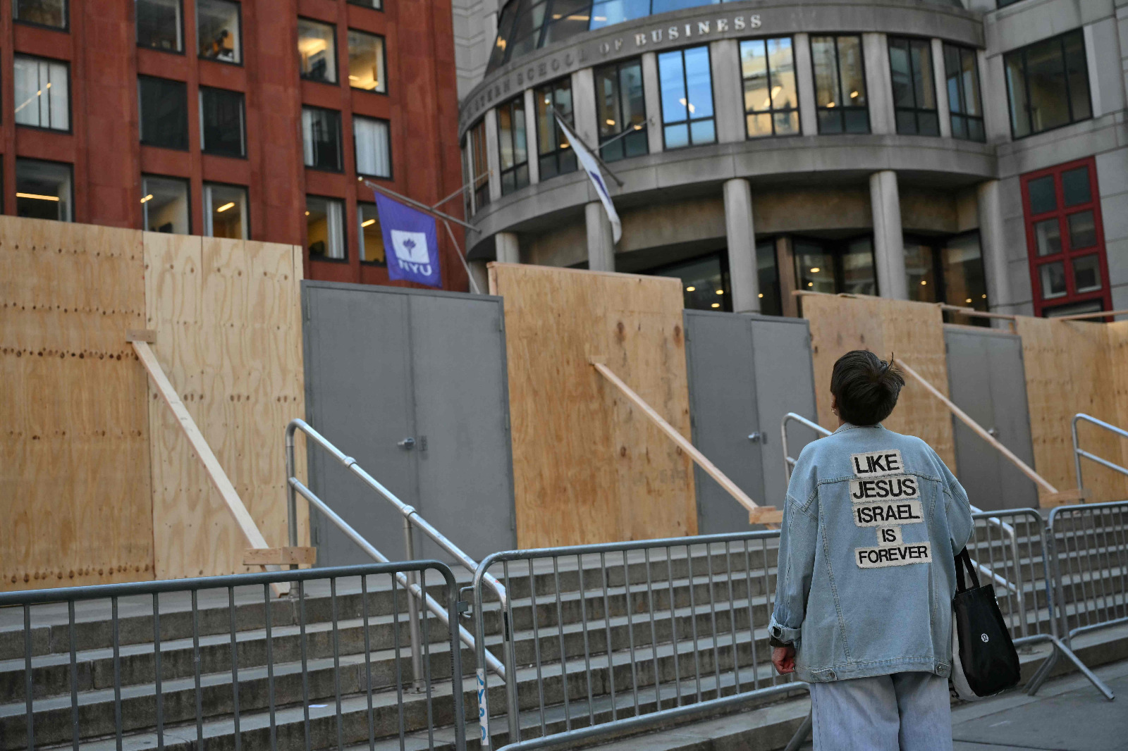 Seorang wanita melihat ke arah Gould Plaza yang ditutup papan ketika mahasiswa dan aktivis pro-Palestina terus memprotes perang Israel-Hamas