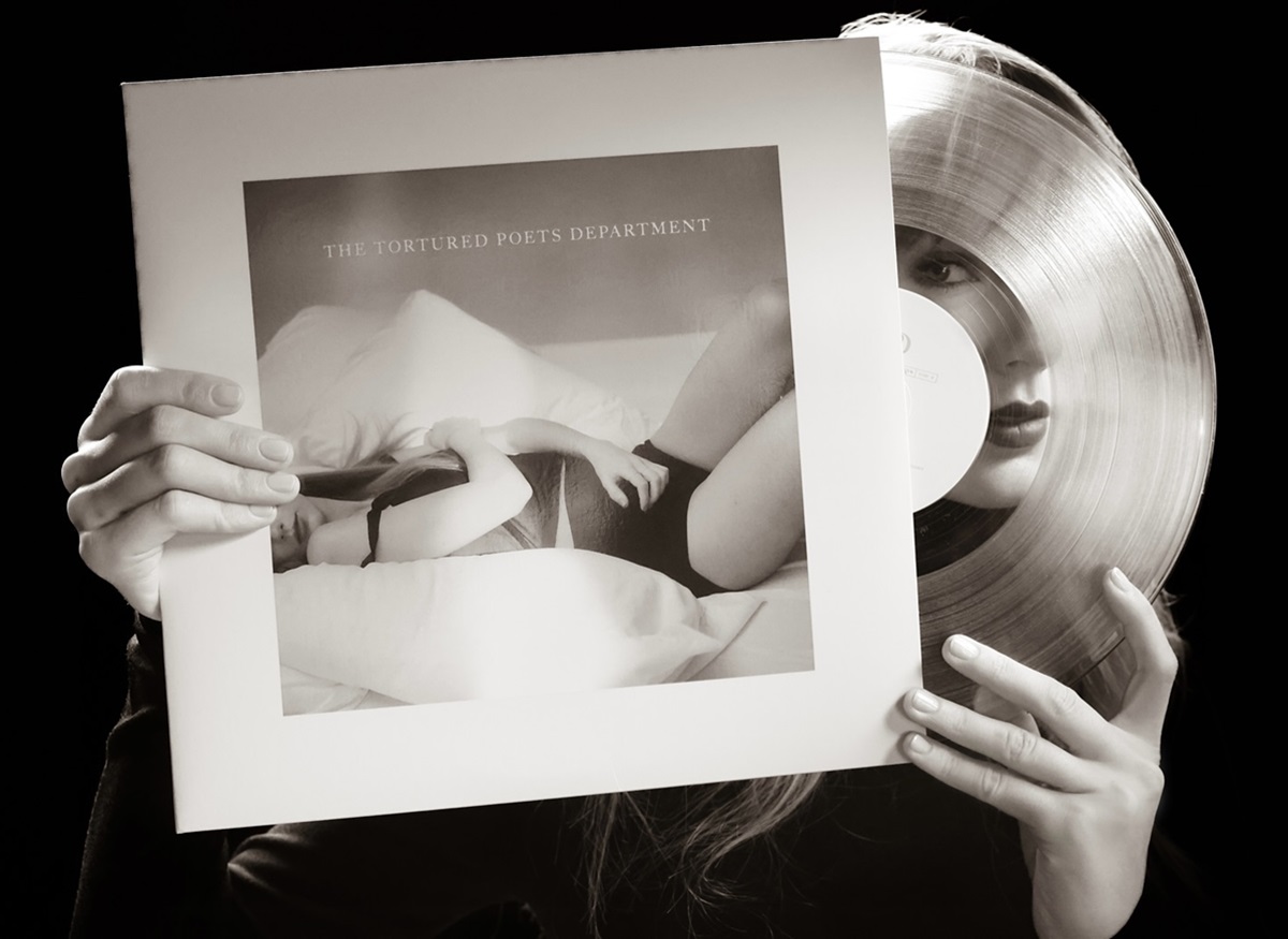 Taylor Swift siap merilis album studio kesebelasnya yang sangat dinantikan, 