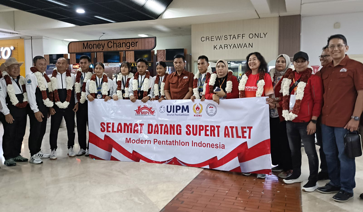 Penyambutan tim Modern Pentathlon Indonesia dipimpin Ketua Umum MPI Purwoko Aji Prabowo (kedelapan dari kanan).