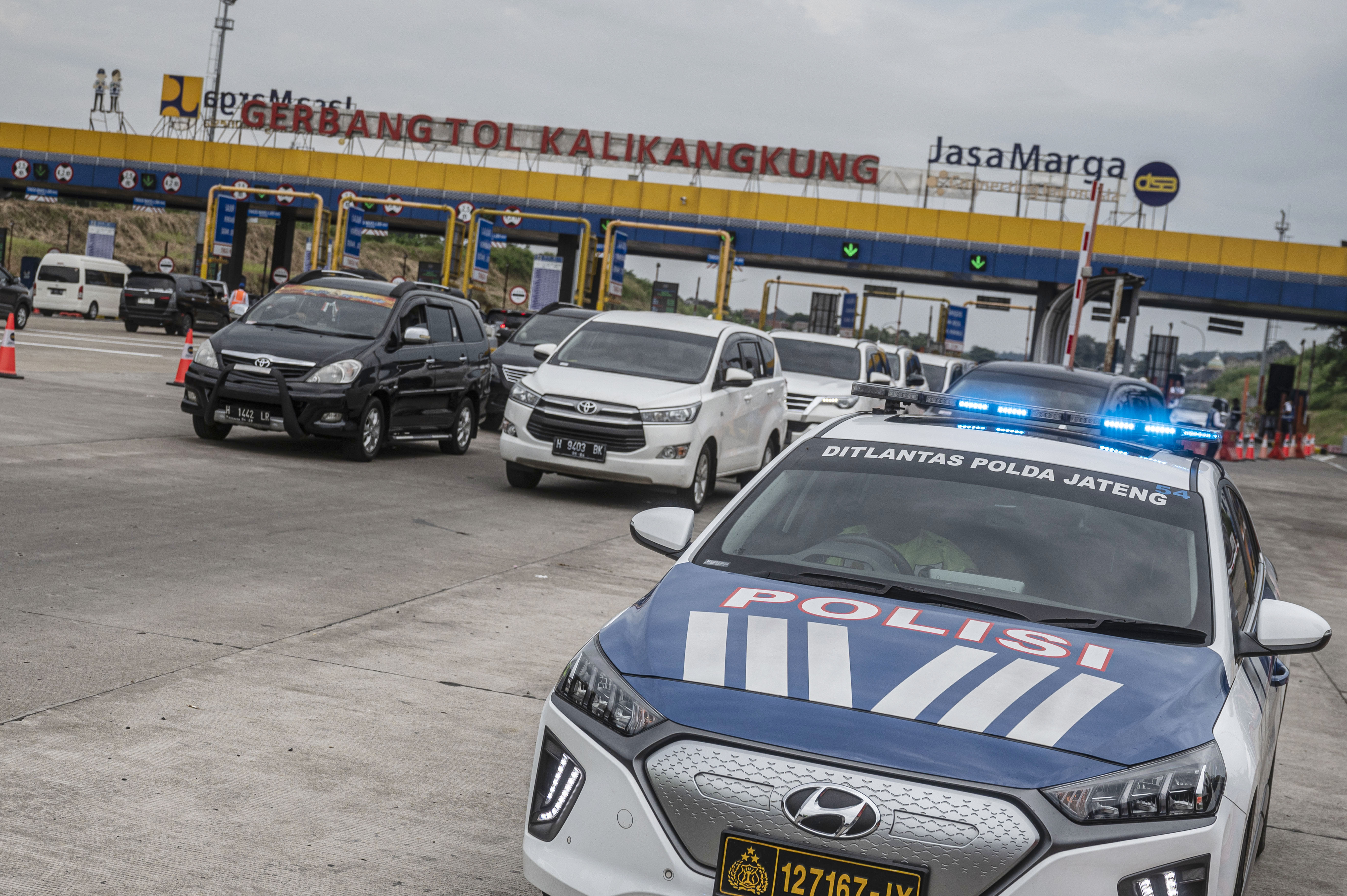 Ditlantas Polda Jateng mengawal kendaraan yang melintas ke arah Jakarta