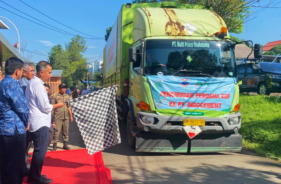 Penjabat Gubernur Jawa Barat Bey Machmudin melepas pengiriman RDF dari TPST Santiong ke PT Indocement