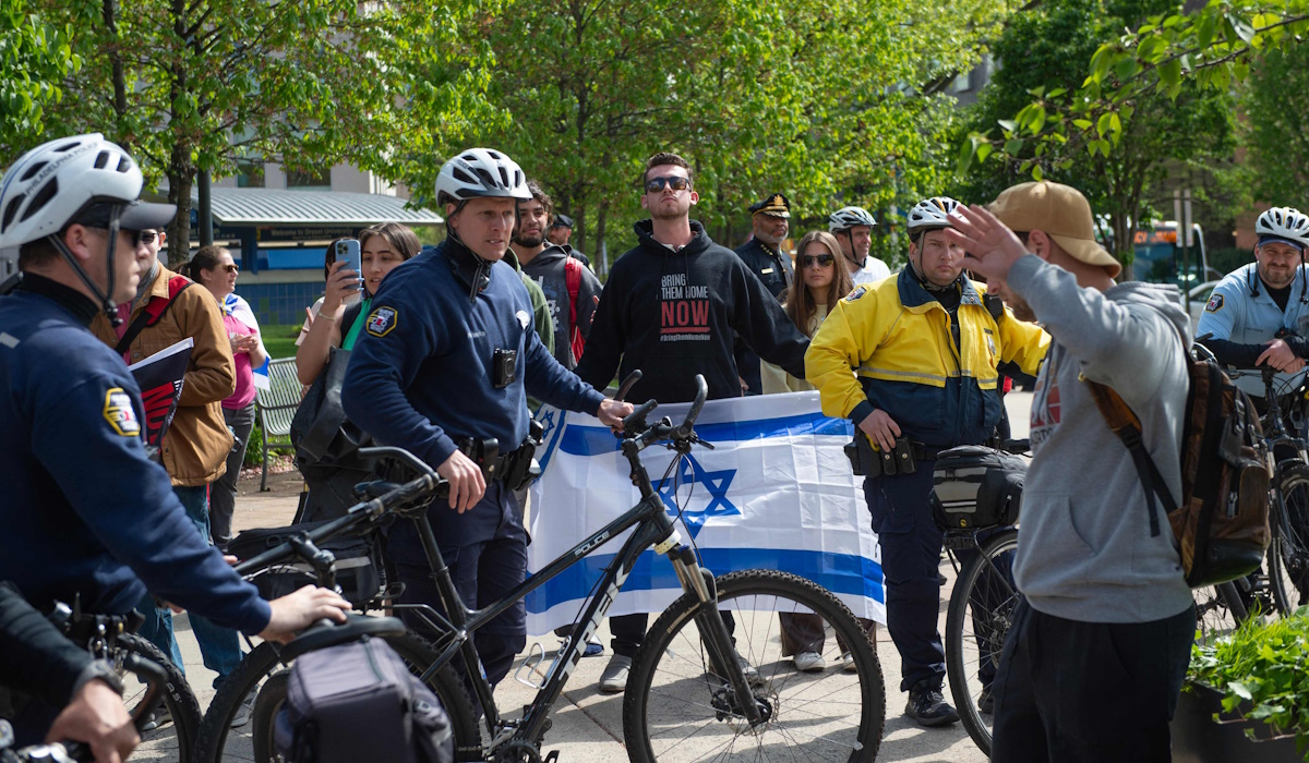 Seorang pengunjuk rasa mengibarkan bendera Israel saat mahasiswa pro-Palestina berdemonstrasi di kampus Universitas Pennsylvania
