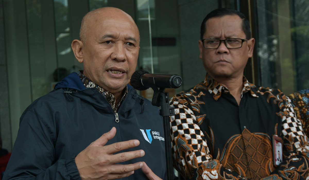 Menteri Koperasi dan Usaha Kecil Menengah Teten Masduki (kiri).