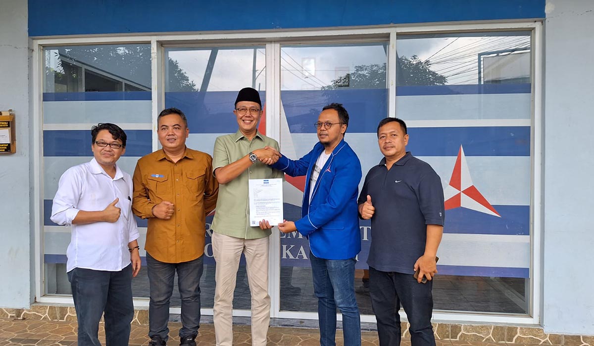 KETUA DPD Partai NasDem Kabupaten Sukabumi Ayep Zaki (tengah).