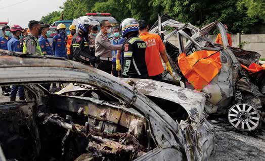 Polisi memeriksa bangkai kendaraan yang mengalami kecelakaan di Tol Jakarta-Cikampek Km 58, Karawang Timur, Jawa Barat, kemarin. 