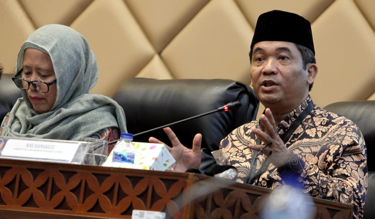 Direktur Lingkar Madani (LIMA) Ray Rangkuti (kanan) didampingi Pakar Ilmu Politik Chusnul Ma'riyah