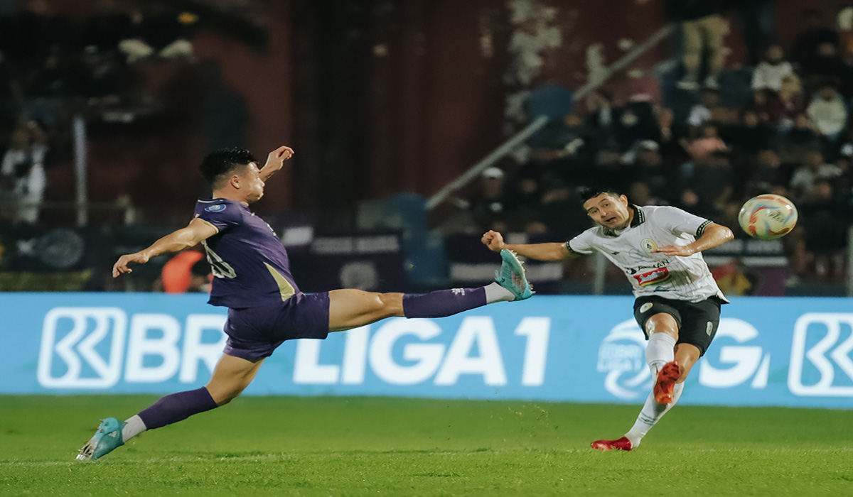 Pemain PSS Sleman Esteban Vizcarra (kanan) melepaskan tembakan ke gawang Persik dalam laga lanjutan Liga 1, Rabu (24/4).