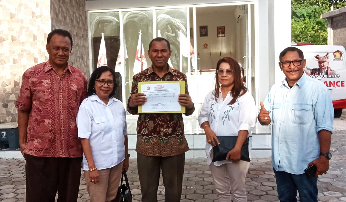 Johni Asadoma (tengah) mendaftar sebagai bakal calon Gubernur Nusa Tenggara Timur (NTT) periode 2024-2029 di Kantor DPD Partai Gerindra NTT.