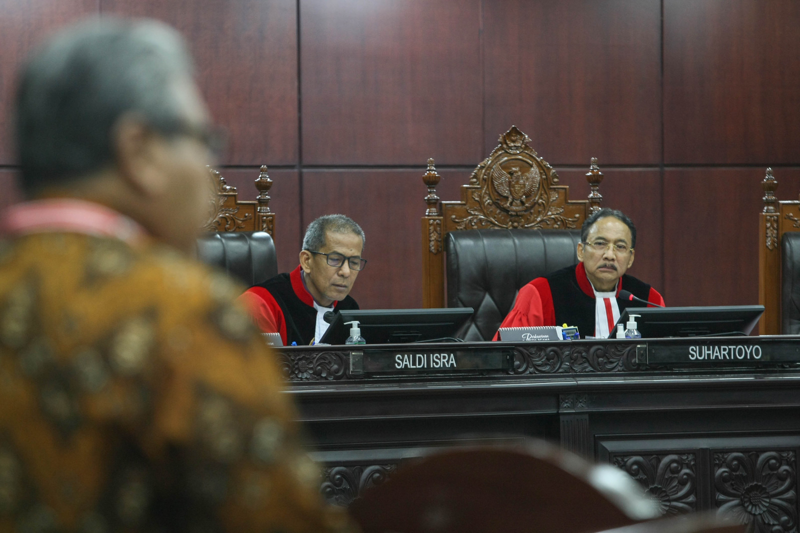 Ketua Hakim Konstitusi Suhartoyo (kanan) menyimak penjelasan saksi ahli dari Pemohon (Anies-Muhaimin) Bambang Eko dalam sidang lanjutan PHPU