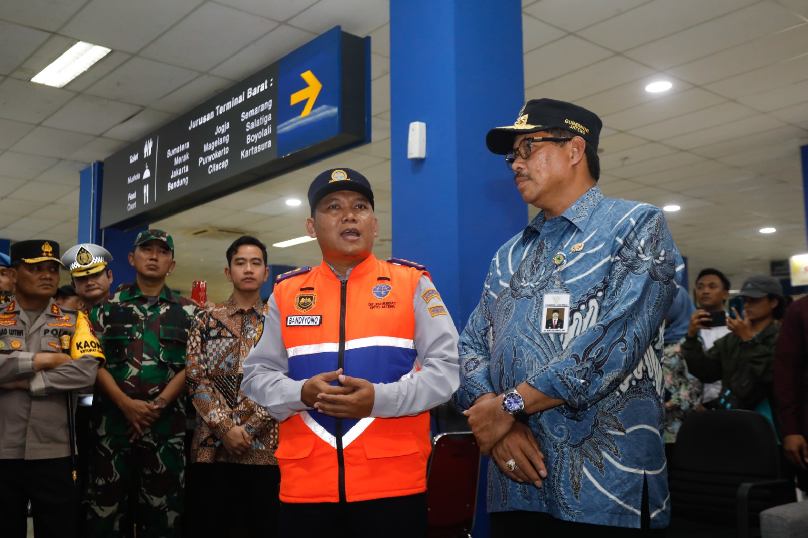Penjabat (Pj) Gubernur Jawa Tengah, Nana Sudjana bersama forkopimda mengecek kesiapan Terminal Tirtonadi 