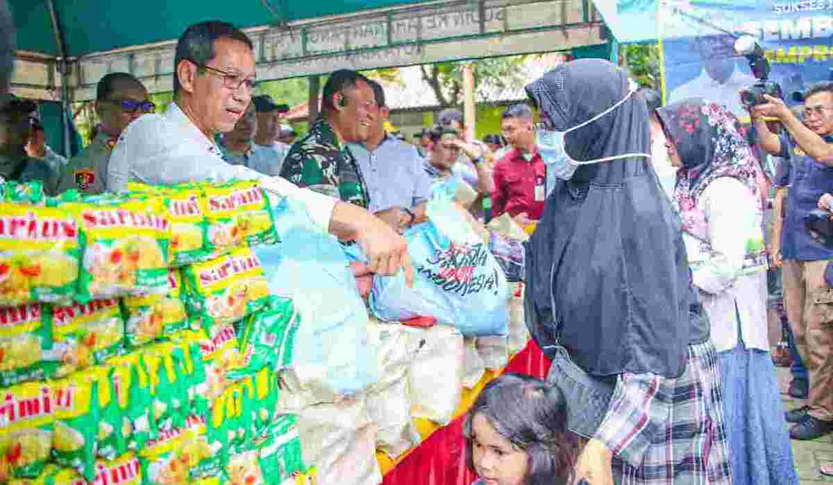 Pj Gubernur DKI Jakarta, Heru Budi Hartono, membagikan sembako murah untuk warga Jakarta.