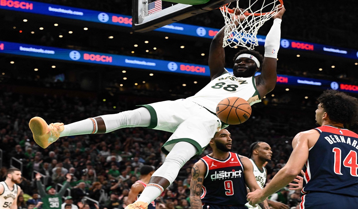 Pebasket Boston Celtics Neemias Queta melakukan slam dunk dalam laga NBA melawan Washington Wizards