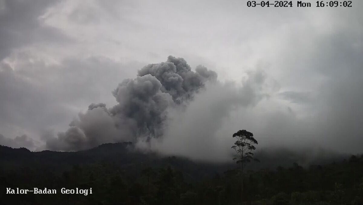 Luncuran awan panas guguran Gunung Merapi pada Rabu, 3 April 2024.
