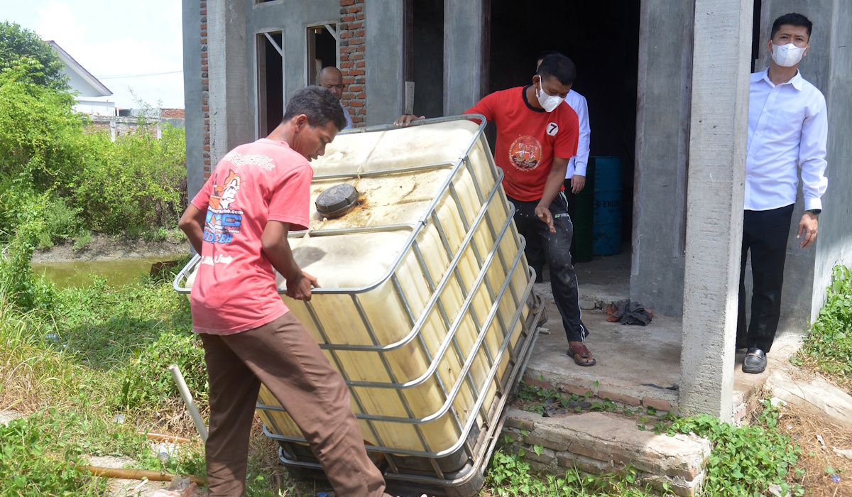 Ilustrasi penggerebekan tempat penimbunan bahan bakar minyak (BBM)