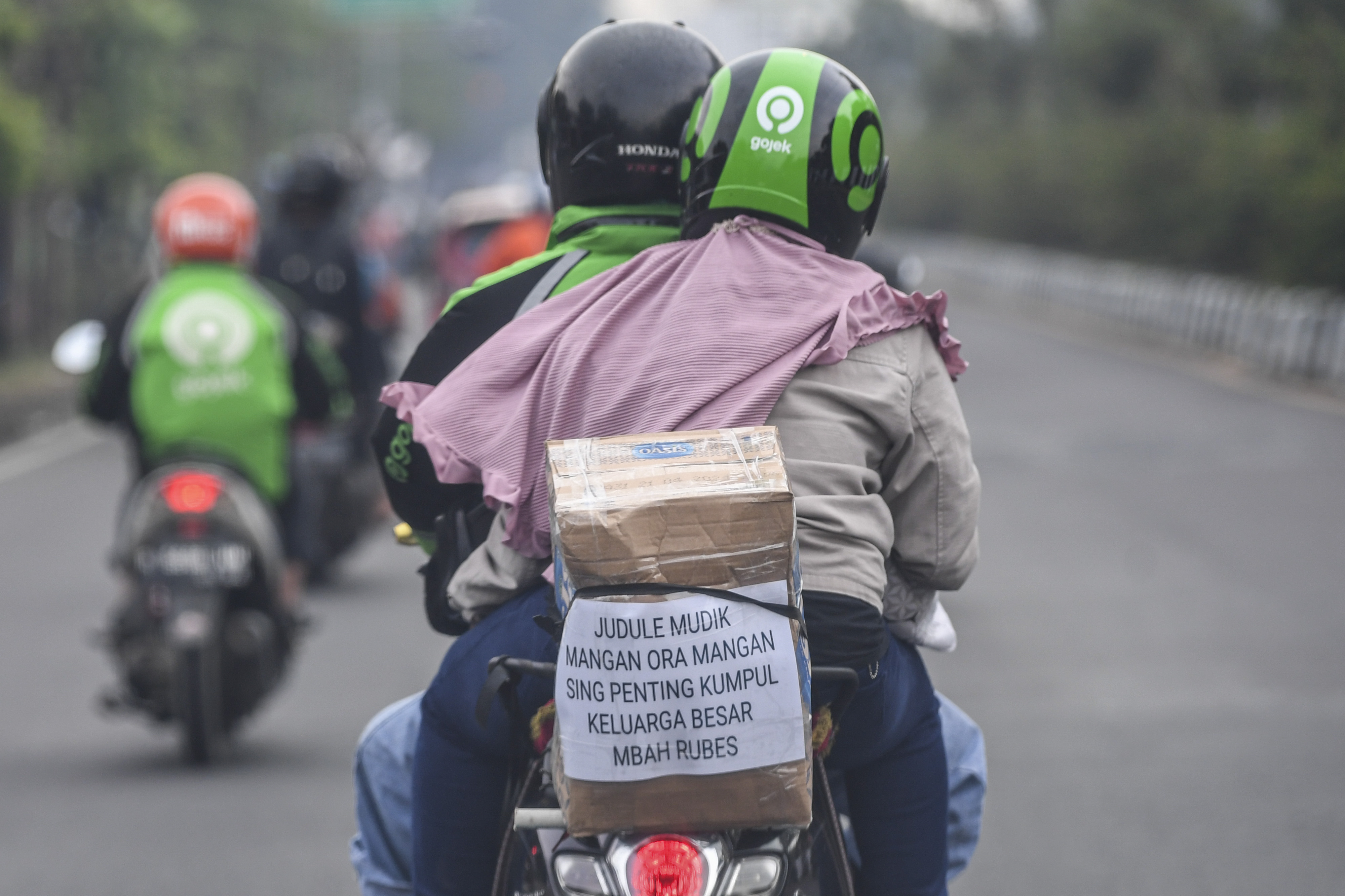 Pemudik bersepeda motor masih memadati jalur pantura Cirebon