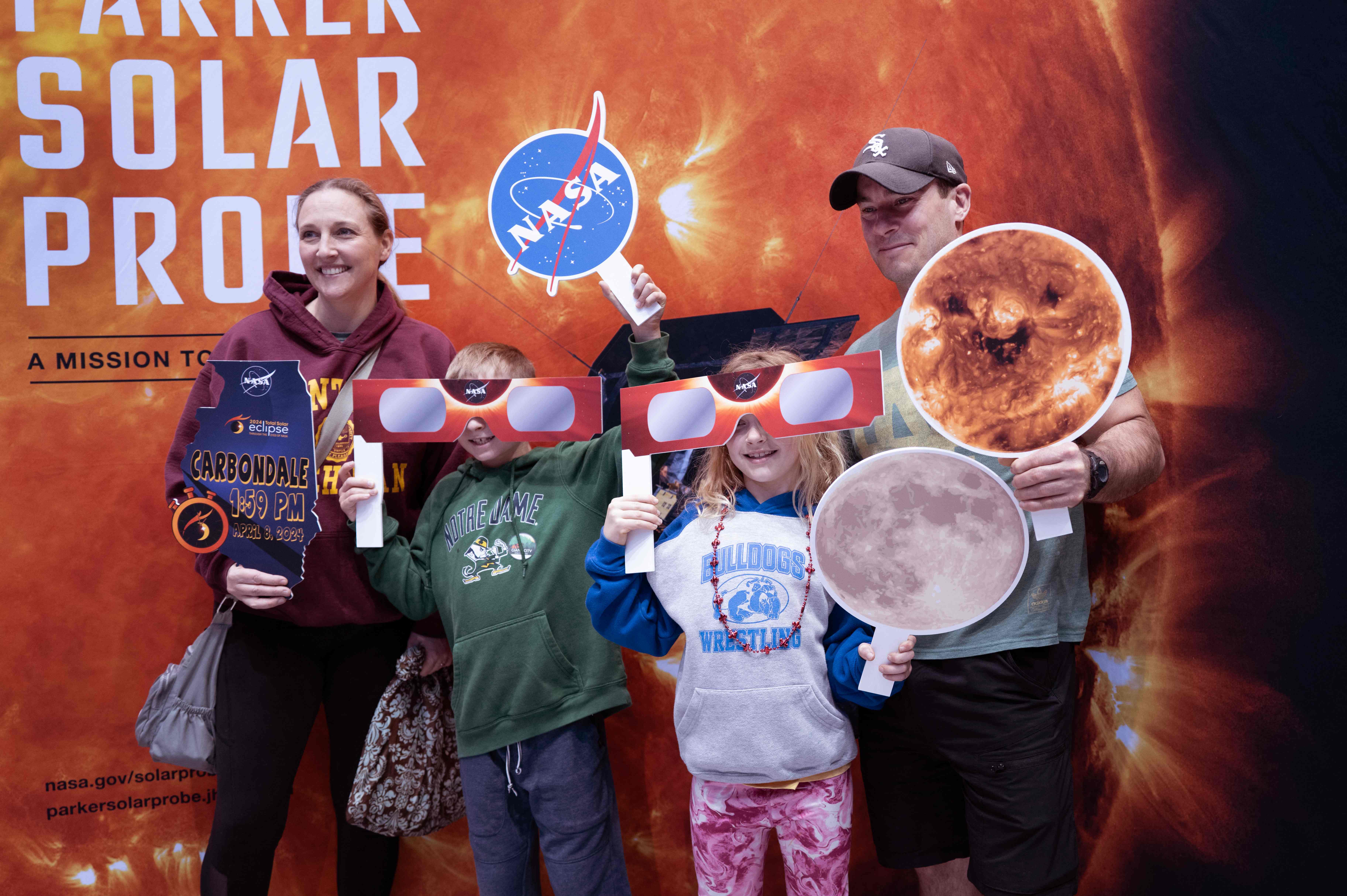 Sebuah keluarga yang bersiap menyaksikan gerhana matahari total di  Southern Illinois University