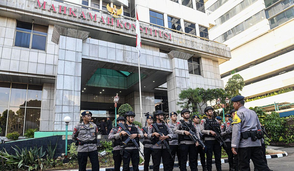 Personel Brimob Polri bersiap melakukan penjagaan saat pelaksanaan pendaftaran gugatan PHPU di gedung Mahkamah Konstitusi, Jakarta.