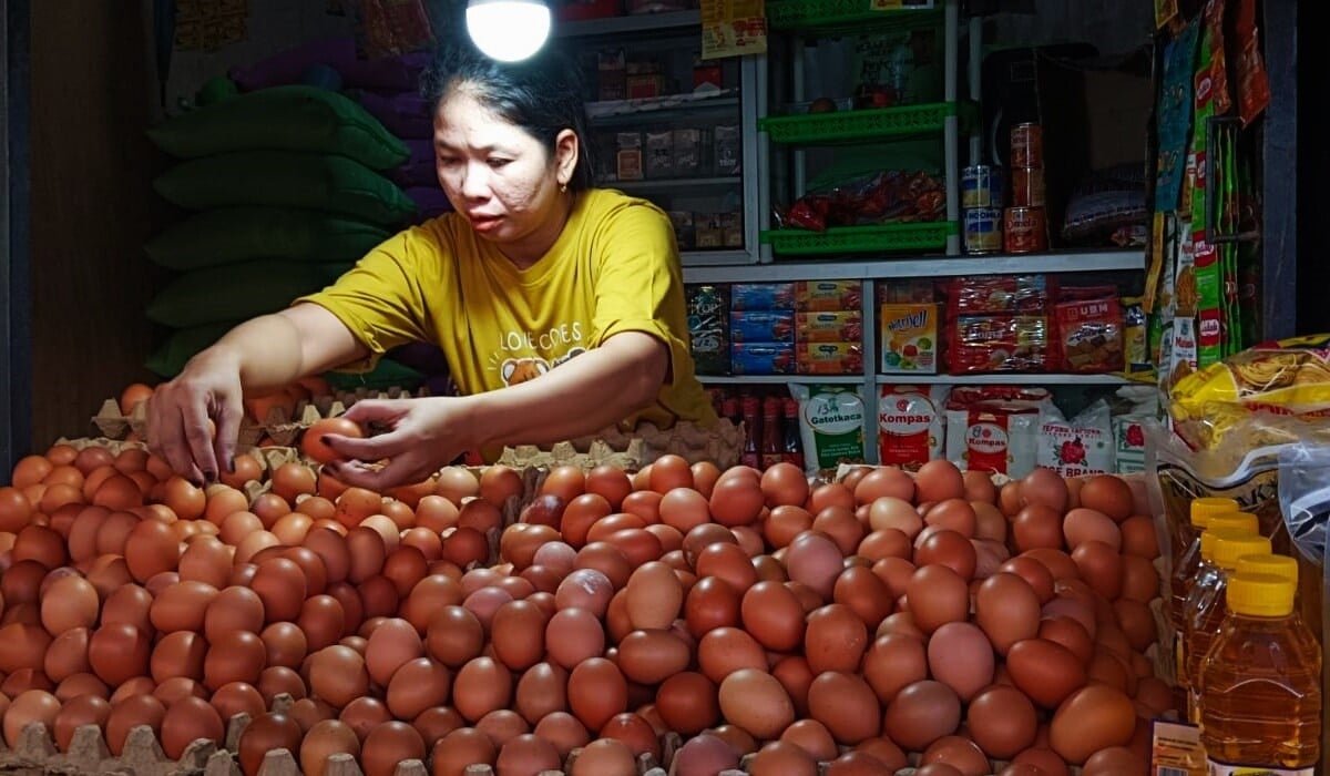 Pedagang telur di pasar tradisional, di Kupang, NTT.