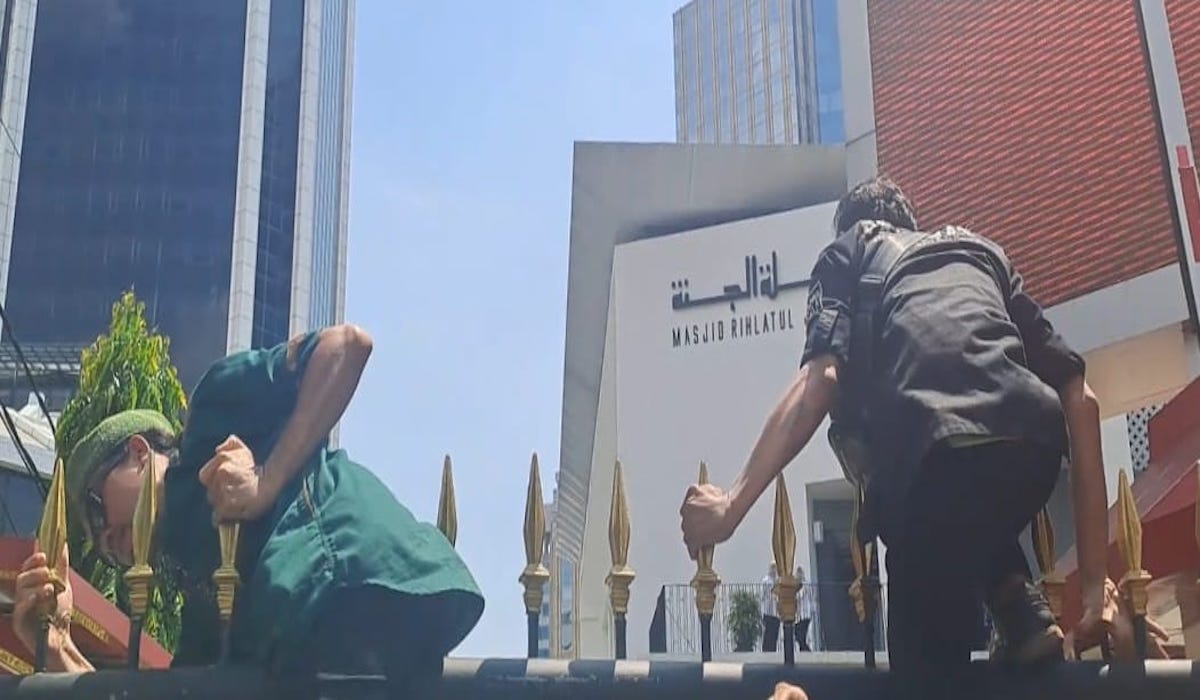 Masa unjuk rasa di depan gedung MK memanjat pagar Masjid Rihlatul Jannah, Jakarta Pusat
