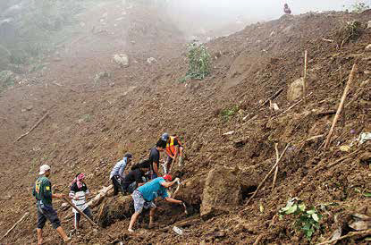 Warga mencari korban tanah longsor di Palangka, Kelurahan Manggau, Kecamatan Makale, Kabupaten Tana Toraja, Sulawesi Selatan, kemarin.