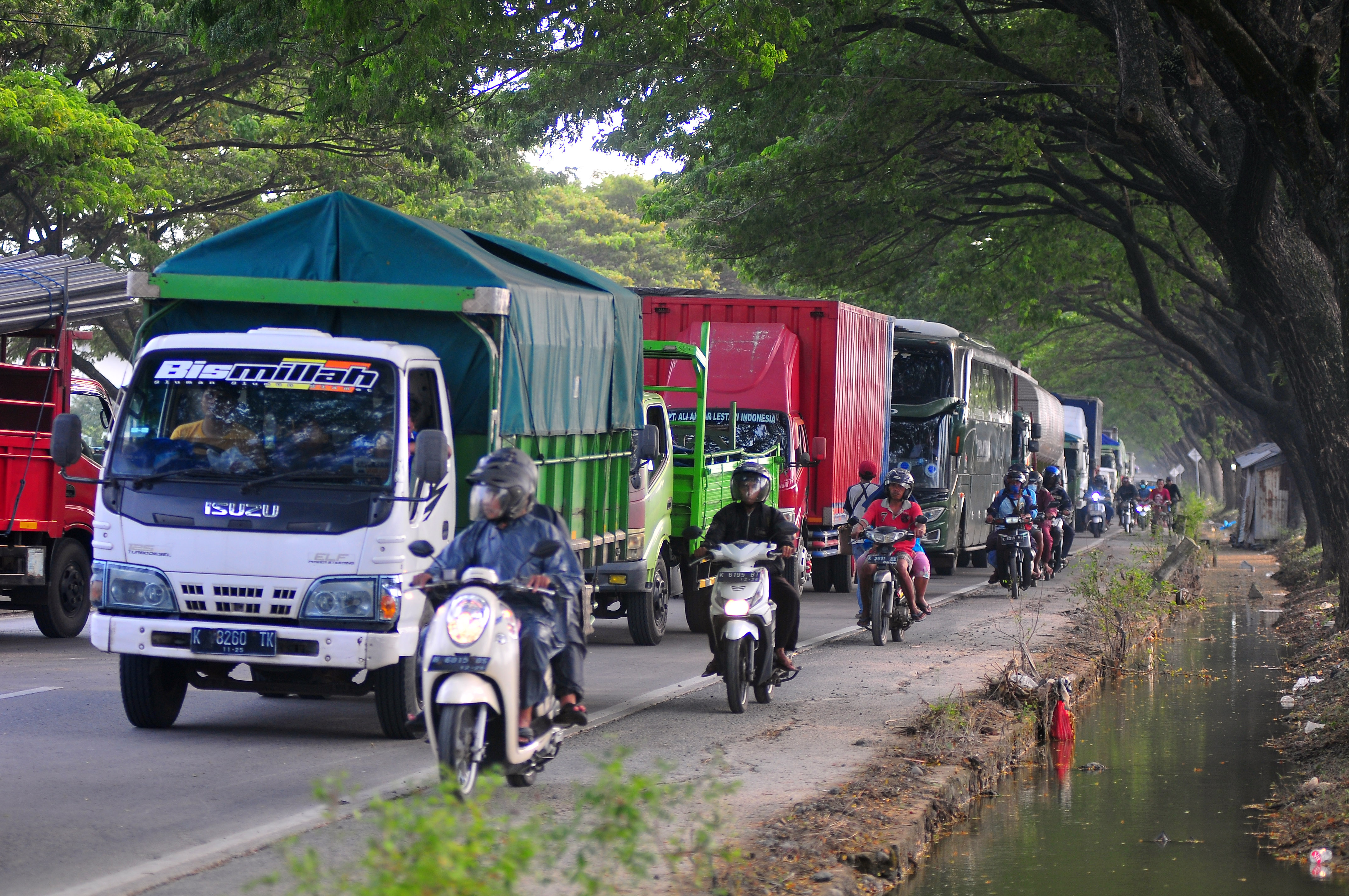 Sejumlah pengendara melintas di jalur pantura