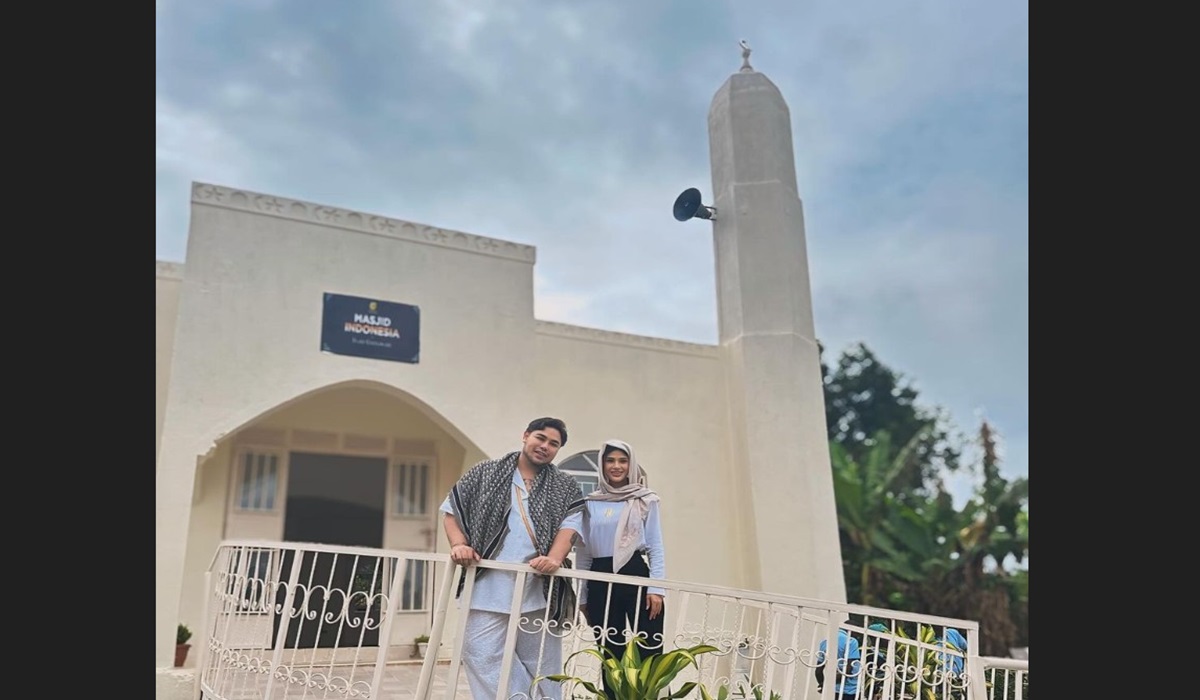 Ivan Gunawan di depan Masjid Indonesia by Ivan Gunawan di Uganda, Afrika