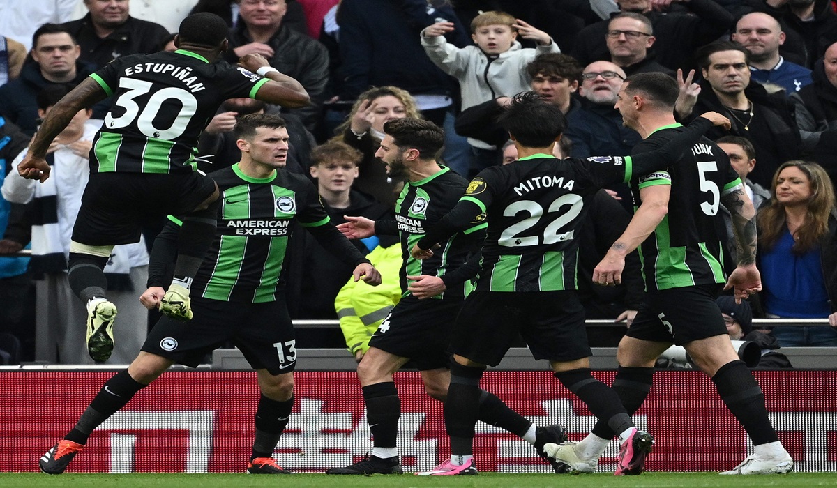 Para pemain Brighton and Hove Albion melakukan selebrasi usai mencetak gol ke gawang lawan.